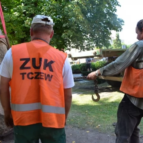 Tczew - Kilkunastotonowy głaz pojawił się w centrum Tczewa