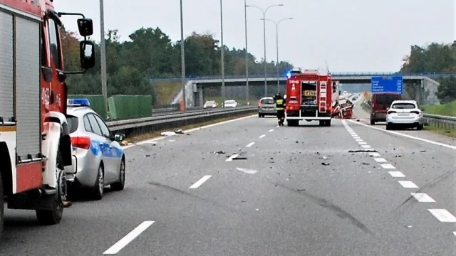 Tczew - Dachowanie na A1 po zderzeniu dwóch aut