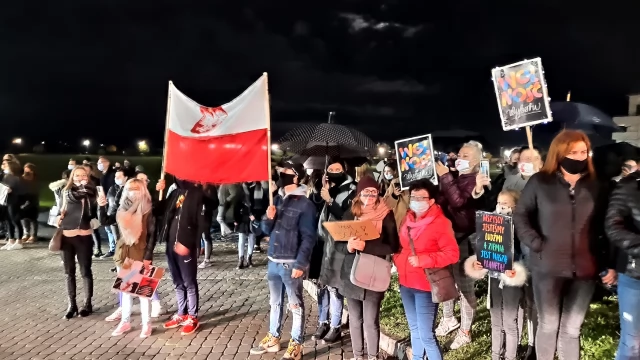 Tczew - Protesty ws. aborcji nie ustają. "Wybaczcie utrudnienia, Tczew ma rząd do obalenia" [FILM]