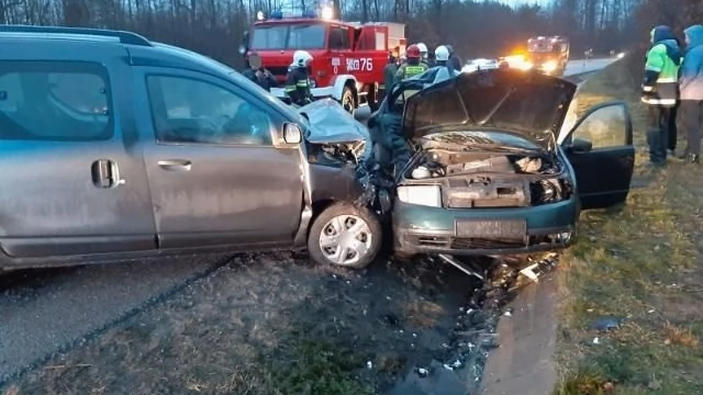 Tczew - Wypadek w Małej Karczmie. Dwie nieprzytomne osoby zakleszczone w autach