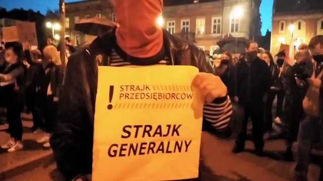 Tczew - Tłumy na ulicach Tczewa. Protest przeciw decyzji TK #PiekłoKobiet