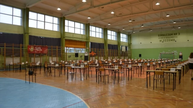 Tczew - W cieniu strajku ruszyły egzaminy gimnazjalne