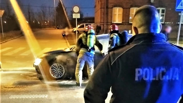 Tczew - Policjanci zauważyli dym i płomienie - natychmiast zatrzymali auto (WIDEO)