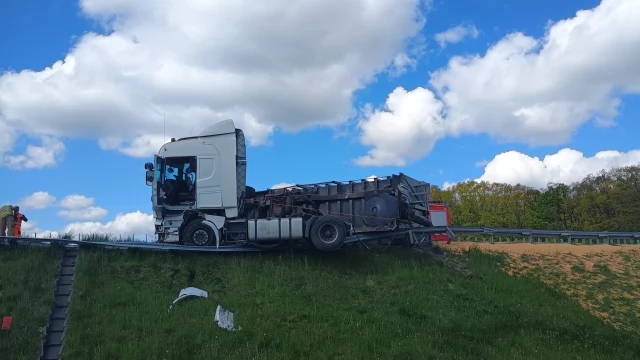 Tczew - Przewrócona ciężarówka zablokowała drogę w obu kierunkach