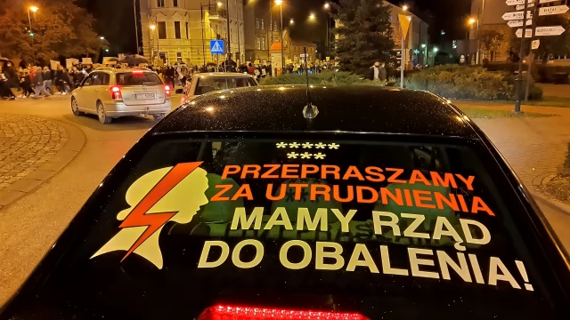 Tczew - Protesty ws. aborcji nie ustają. "Wybaczcie utrudnienia, Tczew ma rząd do obalenia" [FILM]
