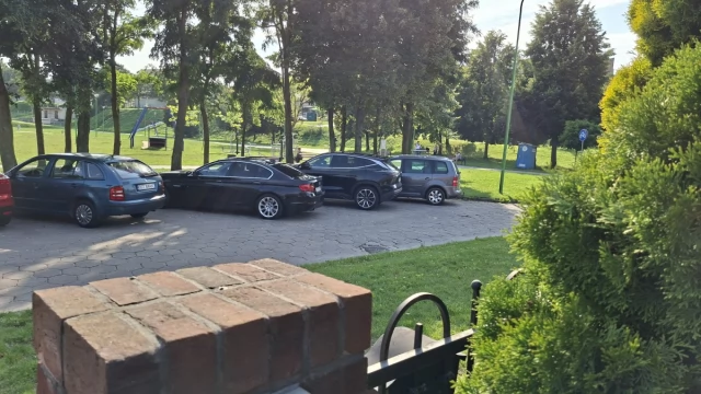 Tczew - Blokowanie przejazdu ul. Nadbrzeżna - parkowanie w poprzek drogi