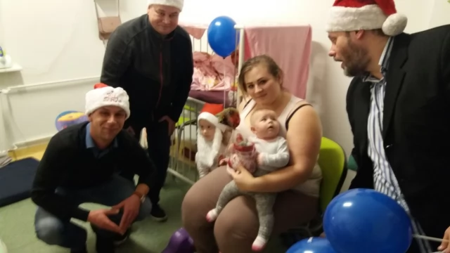 Tczew - Członkowie Nowoczesnej w szpitalu z prezentami dla maluchów