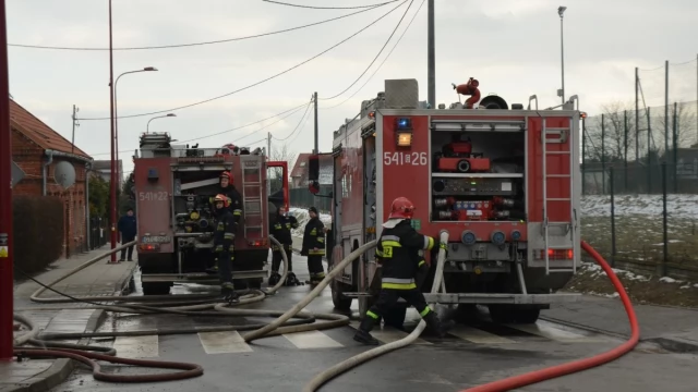 Tczew - Pożar na ulicy Czyżykowskiej. Trwa akcja gaśnicza, jedna osoba ranna