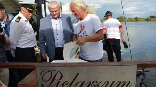 Tczew - Na stulecie niepodległości płyną tratwą z Wyszkowa do Gdańska