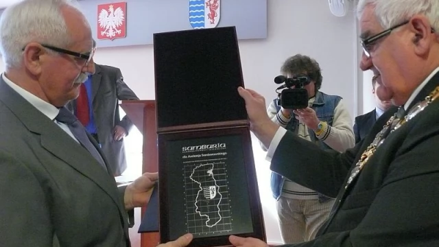 Tczew - Srebrny Krzyż Zasługi dla Elżbiety Grott-Atras, Samburia dla Andrzeja Semborowskiego