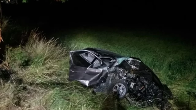Tczew - Samochód uderzył w drzewo. 19- i 15-latek trafili do szpitala