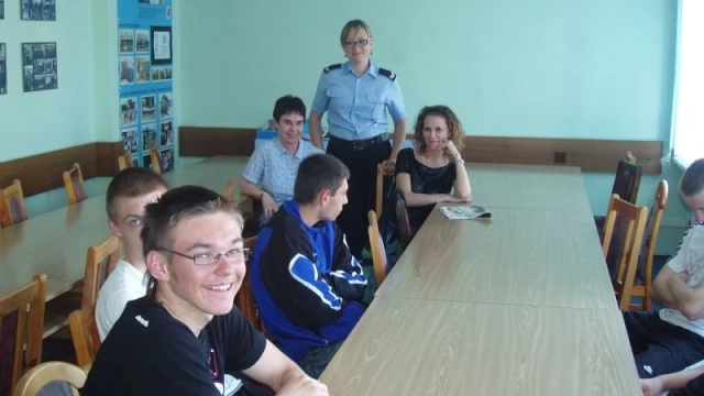 Tczew - Młodzież odwiedziła komendę - podglądali pracę policji