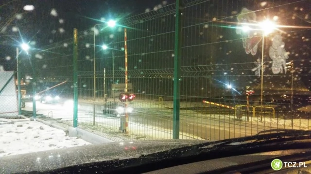 Tczew - Szlabany do połowy, awaria sygnalizatorów. Niebezpiecznie na przejeździe kolejowym