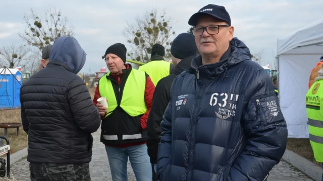 Tczew - Rolnicze miasteczko na rondzie w Czarlinie. Jest nawet trumna [WIDEO]