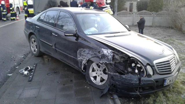 Tczew - Ruch wahadłowy na dk 91 po wypadku w Rudnie. Zderzyły się trzy pojazdy