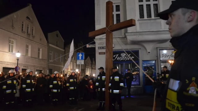 Tczew - Tłumy tczewian na staromiejskiej drodze krzyżowej