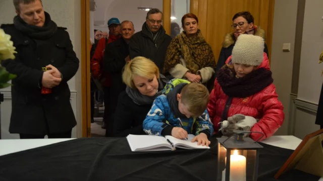 Tczew - Wybrzmiał dźwięk ciszy. Tczewianie pożegnali Pawła Adamowicza