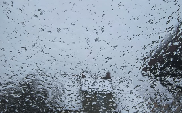 Tczew - Marznący deszcz już pada. Alert RCB i ostrzeżenie drugiego stopnia