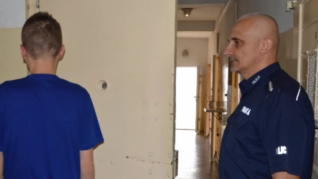 Tczew - Policjanci poczuli woń marihuany. 19-latek palił ją na klatce schodowej