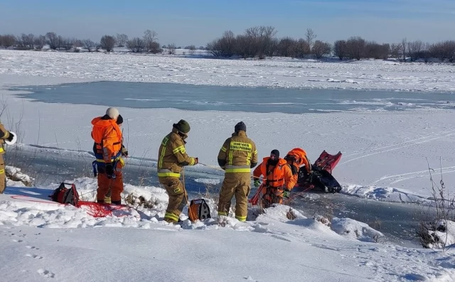 Tczew - Lód załamał się pod sarną. Strażacy ruszyli na pomoc