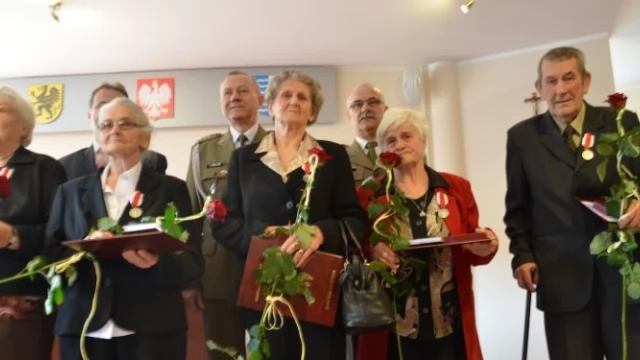 Tczew - Urzędnicy starostwa i rodzice żołnierzy odebrali medale