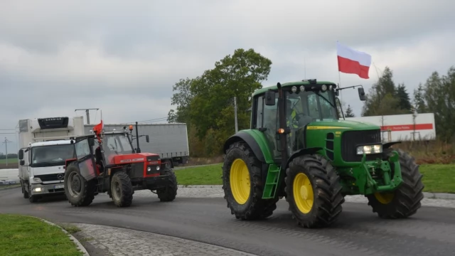 Tczew - Rolnicy wyszli na drogi. Kilkadziesiąt traktorów na rondzie łączącym dk 91 i 22