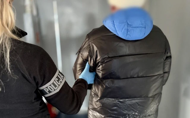 Tczew - Odpowie za zniszczenie szyb w autobusie i podpalenie dekoracji w salonie