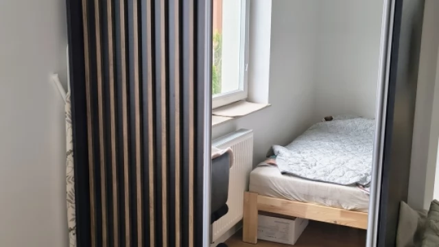 Tczew - Sprzedam szafę przesuwną z lustrem BRW