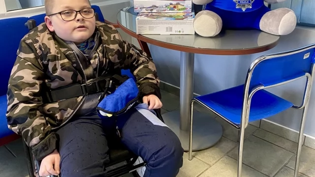 Tczew - Policjanci spełnili marzenie 8-letniego Dominika