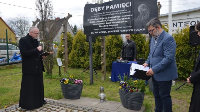 Tczew - "Pamięci nie da się zakopać w dołach". Upamiętnili ofiary Zbrodni Katyńskiej