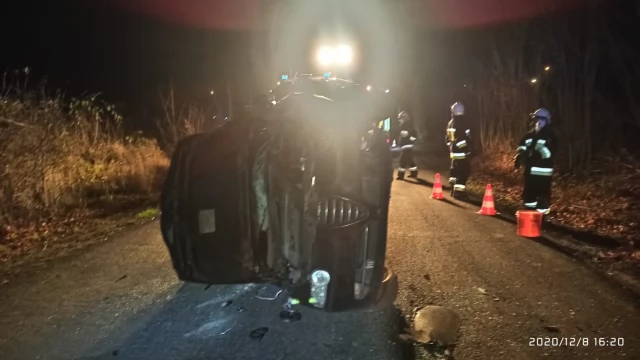 Tczew - Mała Słońca. Auto uderzyło w drzewo