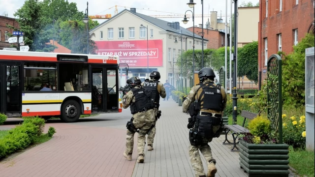 Tczew - Atak terrorystyczny na autobus - negocjacje przed ratuszem