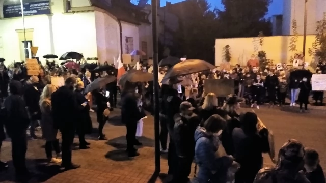 Tczew - Tłumy na ulicach Tczewa. Protest przeciw decyzji TK #PiekłoKobiet