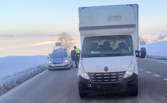 Tczew - Auto staczało się w dół bez kierowcy. Policjanci użyli służbowych pałek