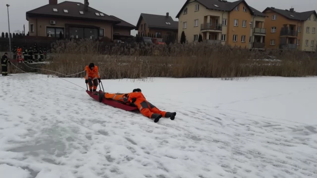 Tczew - Strażacy ćwiczyli jak sprawnie wyciągać ludzi spod lodu