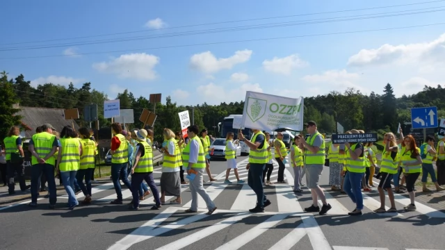 Tczew - Pracownicy inspekcji weterynaryjnej zablokowali dk 22. Walczą o godne płace