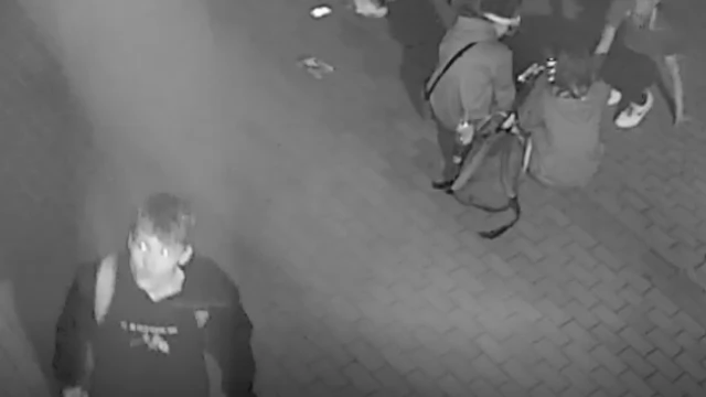 Tczew - Policja ustala, kto zniszczył elewację hali sportowej. Znasz te osoby?