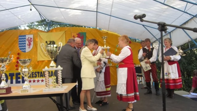 Tczew - Tańczą i śpiewają ku czci Matki Bożej