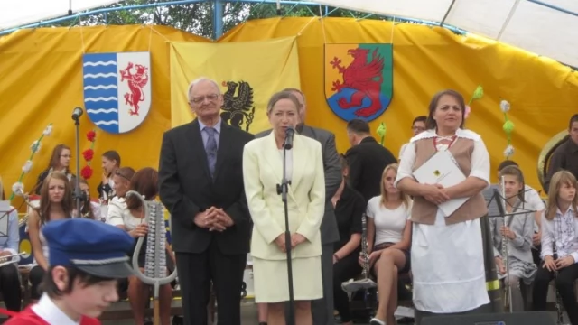 Tczew - Tańczą i śpiewają ku czci Matki Bożej