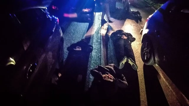 Tczew - Policjanci uniemożliwi "ustawkę" i zatrzymali "kiboli". W mieszkaniach narkotyki, broń, maczety...