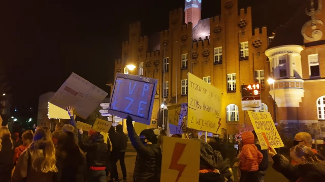 Tczew - Tczewianie znowu wyszli na ulice. #StrajkKobiet [WIDEO]