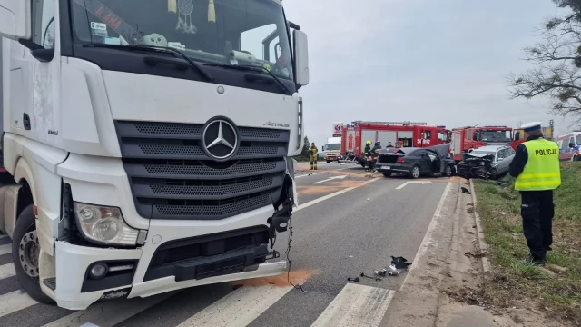 Tczew - Zderzenie dwóch osobówek i ciężarówki. Zablokowana dk 91 w Gniewie