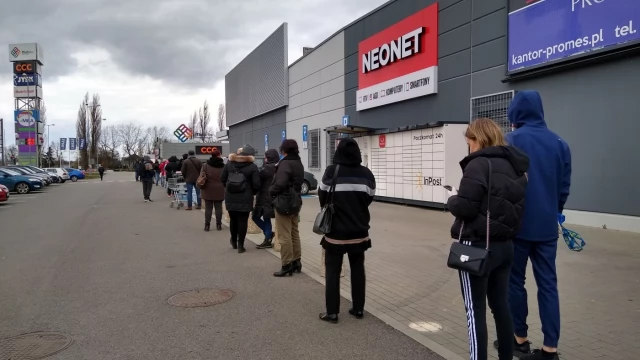 Tczew - Kolejki przed sklepami po wprowadzeniu nowych przepisów