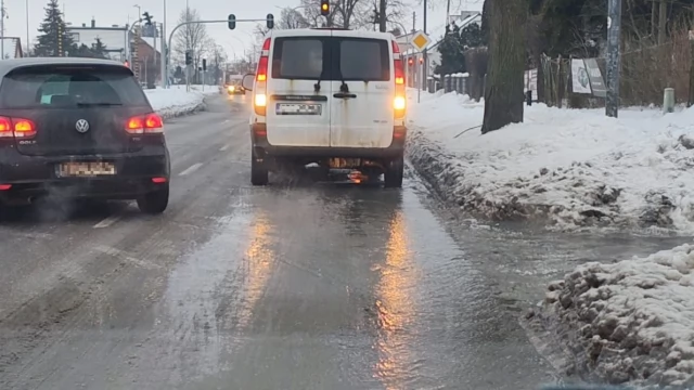 Tczew - Awaria sieci wodociągowej. Ślisko na Jagiellońskiej!