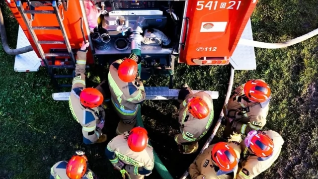 Tczew - Tczewscy strażacy zbudowali wodny most