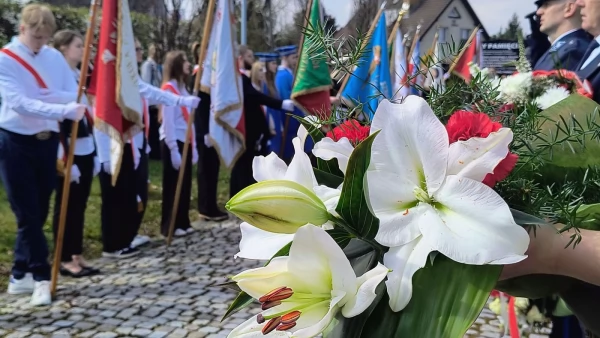 Tczew - "Pamięci nie da się zakopać w dołach". Uczcili pamięć ofiar Katynia