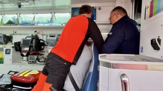 Tczew - Ratownicy medyczni szkolili się z bezpieczeństwa. Policjanci z Tczewa pokazali, jak reagować na agresję