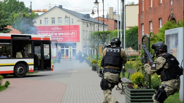 Tczew - Atak terrorystyczny na autobus - negocjacje przed ratuszem