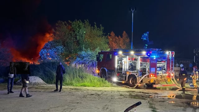 Tczew - Kłęby czarnego dymu nad Tczewem - trwa akcja gaśnicza