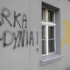 Tczew - Policjanci szukają chuliganów, którzy pomazali elewacje 